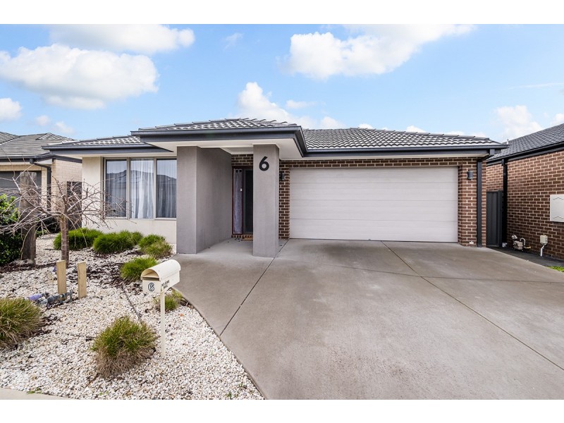 6 Clarence Place, Cranbourne East VIC 3977