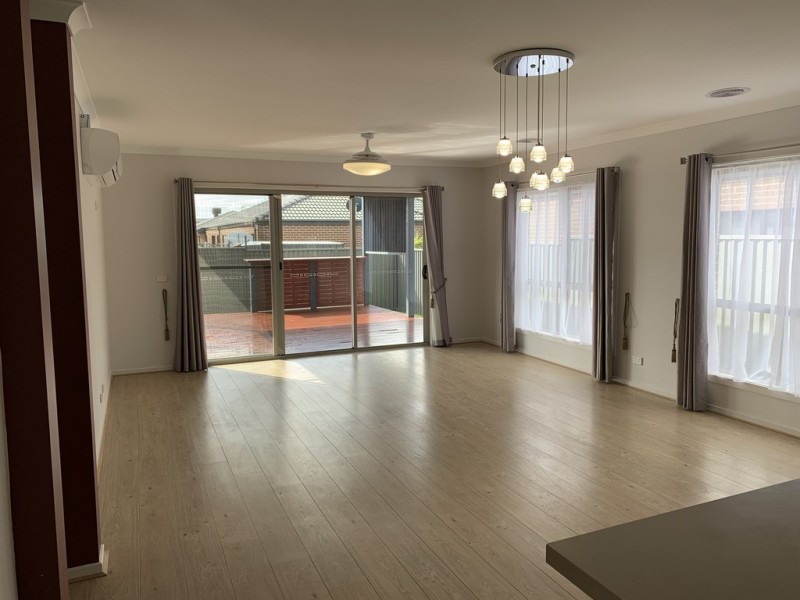 6 Clarence Place, Cranbourne East VIC 3977