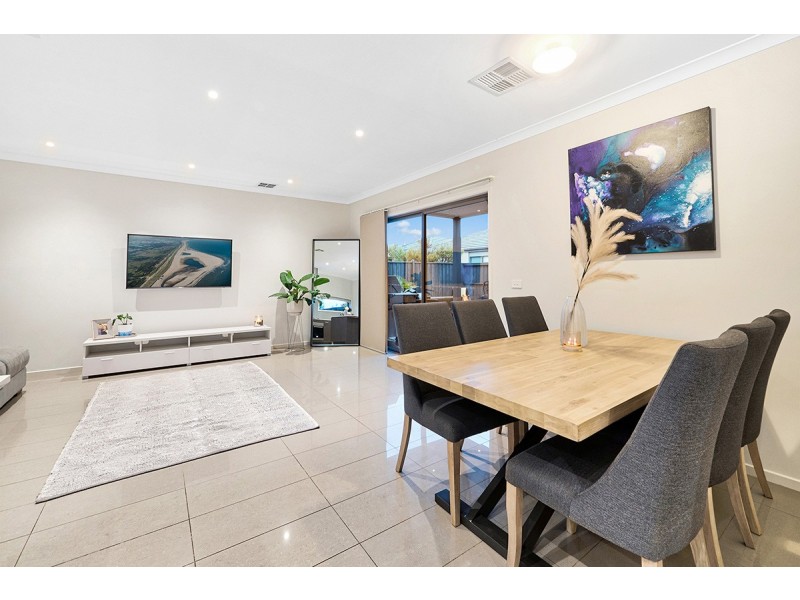 53a Royaloak Crescent, Cranbourne East VIC 3977