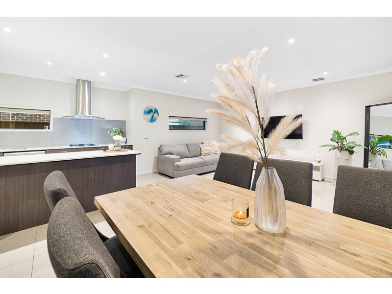 53a Royaloak Crescent, Cranbourne East VIC 3977