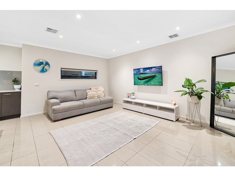 53a Royaloak Crescent, Cranbourne East VIC 3977