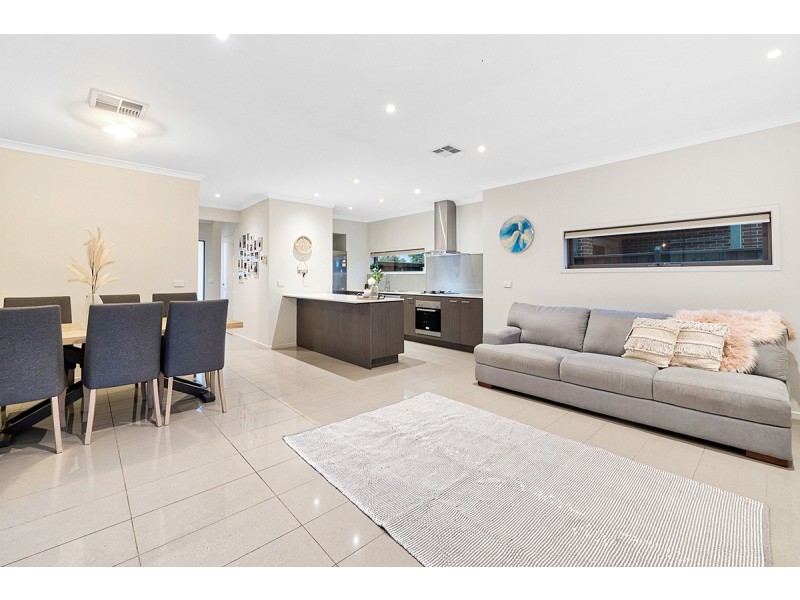 53a Royaloak Crescent, Cranbourne East VIC 3977