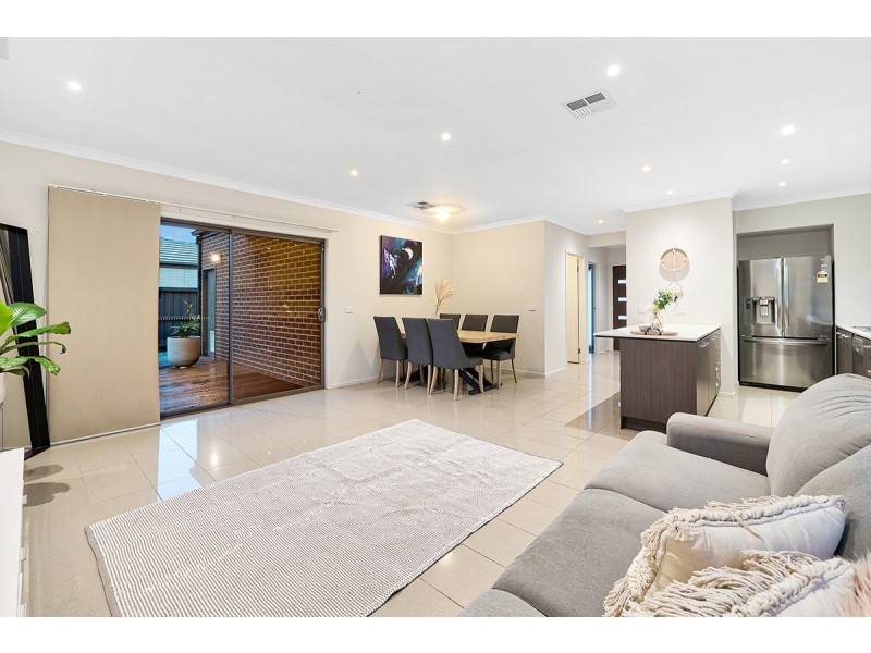 53a Royaloak Crescent, Cranbourne East VIC 3977