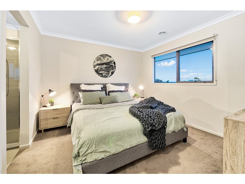 53a Royaloak Crescent, Cranbourne East VIC 3977