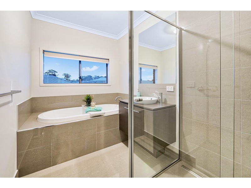 53a Royaloak Crescent, Cranbourne East VIC 3977