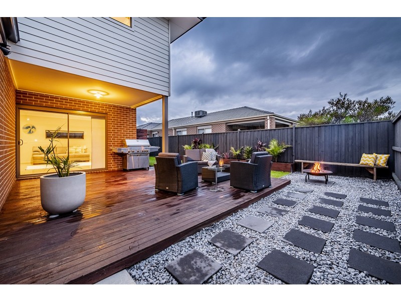 53a Royaloak Crescent, Cranbourne East VIC 3977