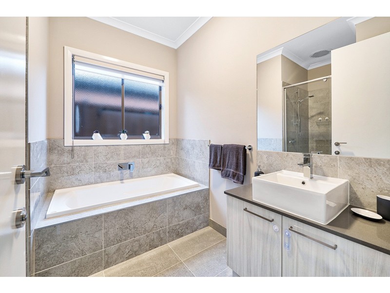 17 Trainers Way, Clyde North VIC 3978