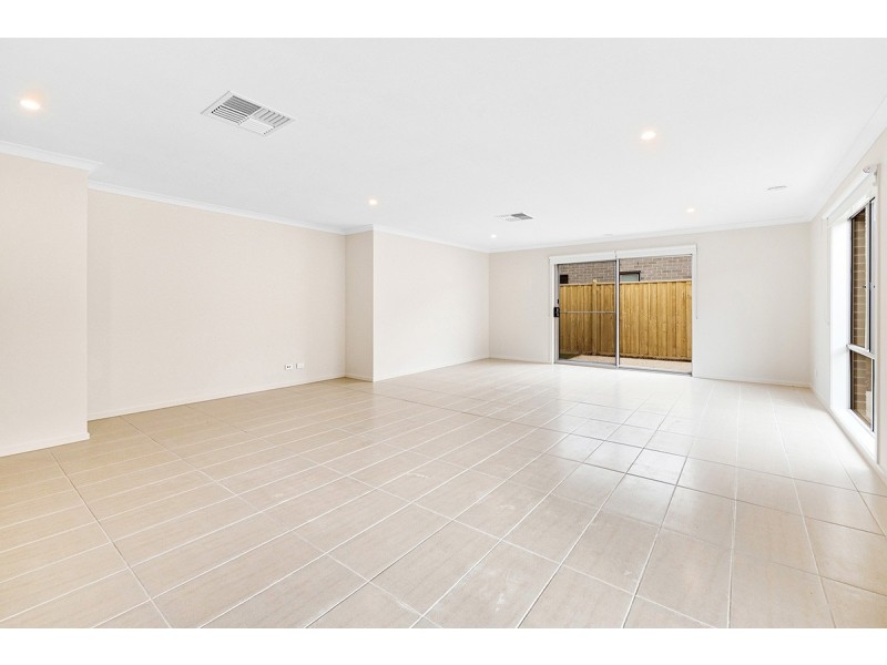 4 Athletic Circuit, Clyde VIC 3978