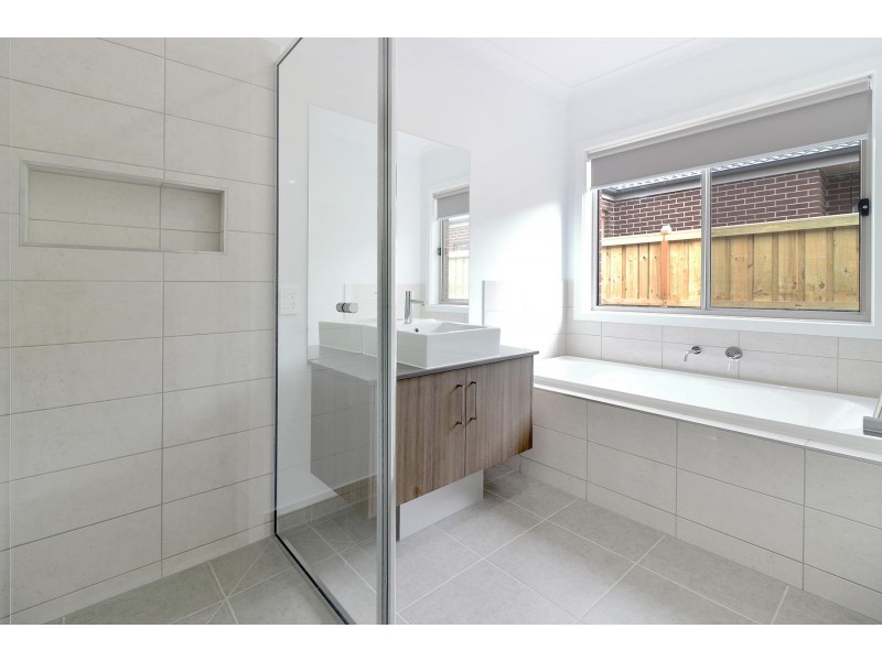 35 Observatory Street, Clyde North VIC 3978