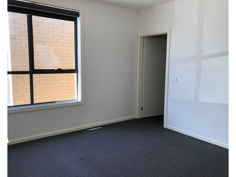 7a Binding Ave, Cranbourne VIC 3977