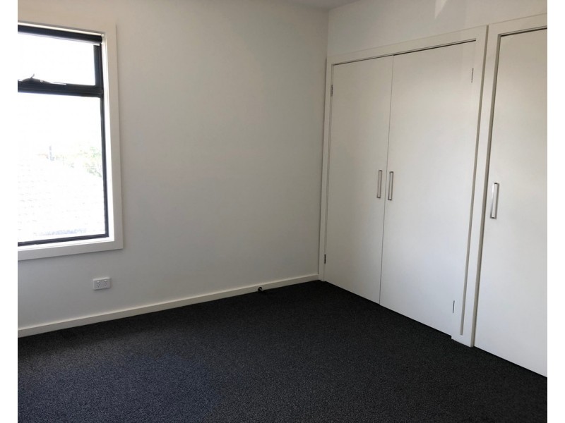 7a Binding Ave, Cranbourne VIC 3977