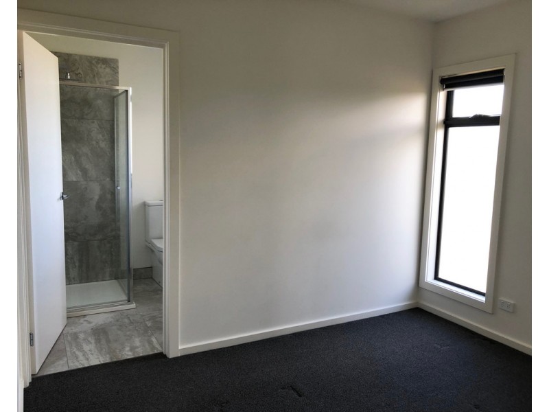 7a Binding Ave, Cranbourne VIC 3977