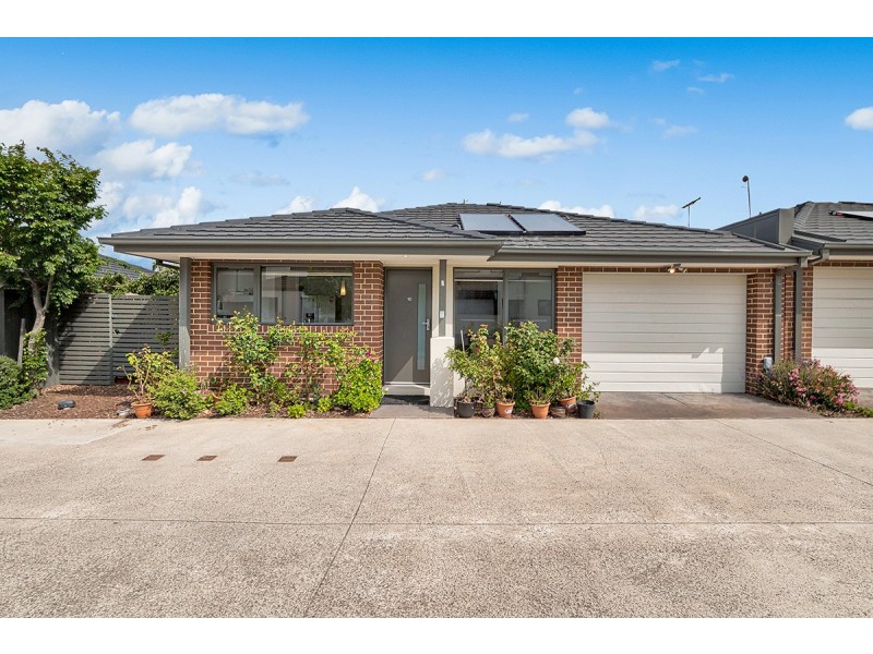10/17 Golden Elm Way, Lyndhurst VIC 3975