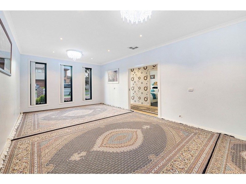 40 Canmore Street, Cranbourne East VIC 3977