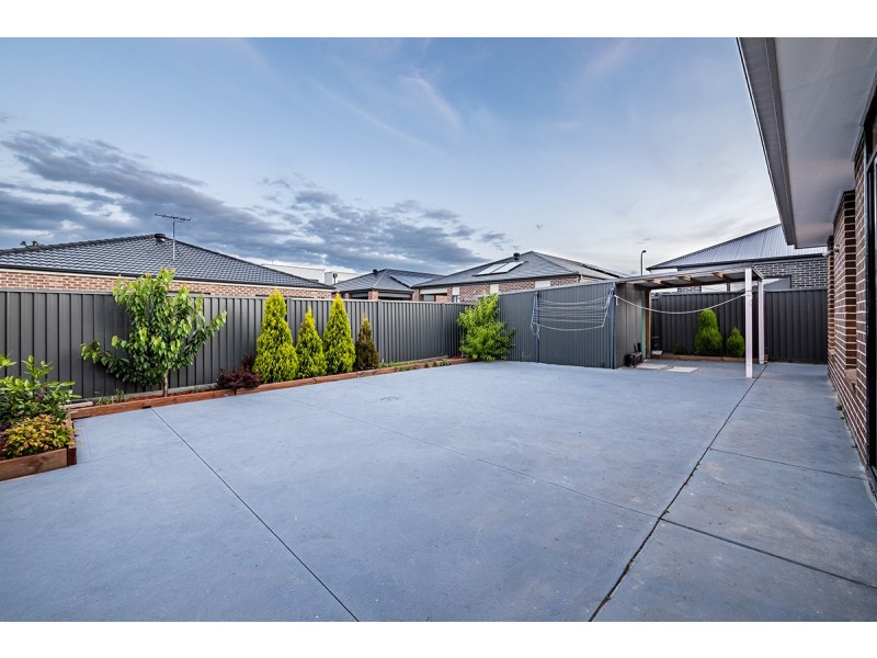 40 Canmore Street, Cranbourne East VIC 3977