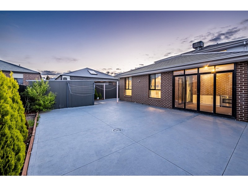 40 Canmore Street, Cranbourne East VIC 3977