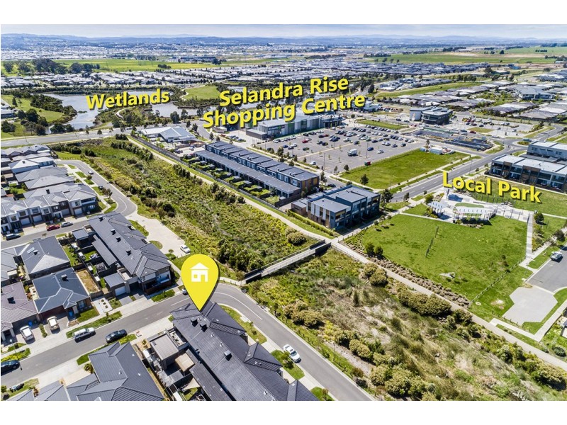 18 Fenix Way, Clyde North VIC 3978