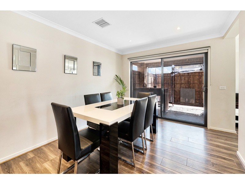 18 Fenix Way, Clyde North VIC 3978