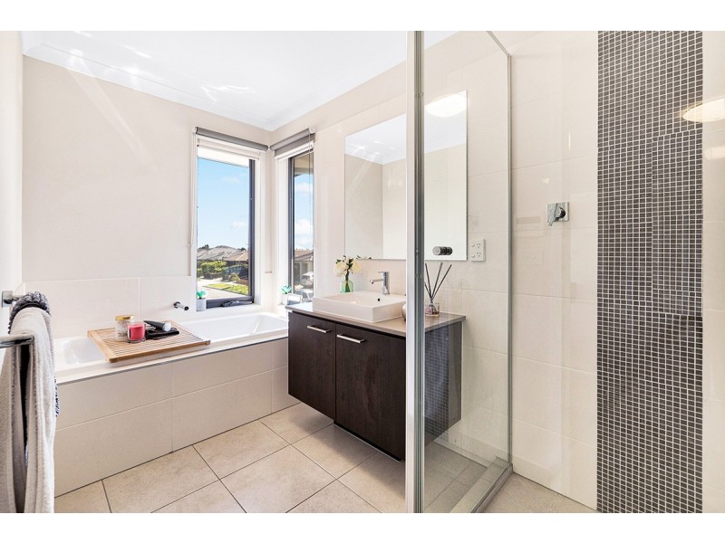 18 Fenix Way, Clyde North VIC 3978