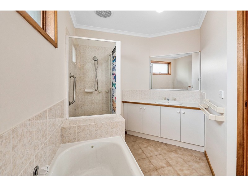 24 Stirling Avenue, Cranbourne North VIC 3977