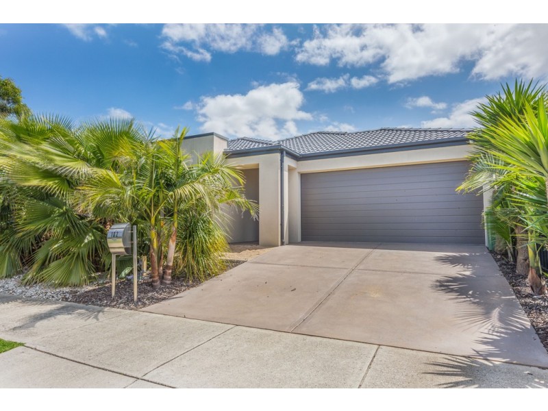 102 Glenelg Street, Clyde North VIC 3978