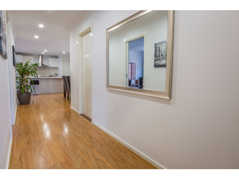 102 Glenelg Street, Clyde North VIC 3978