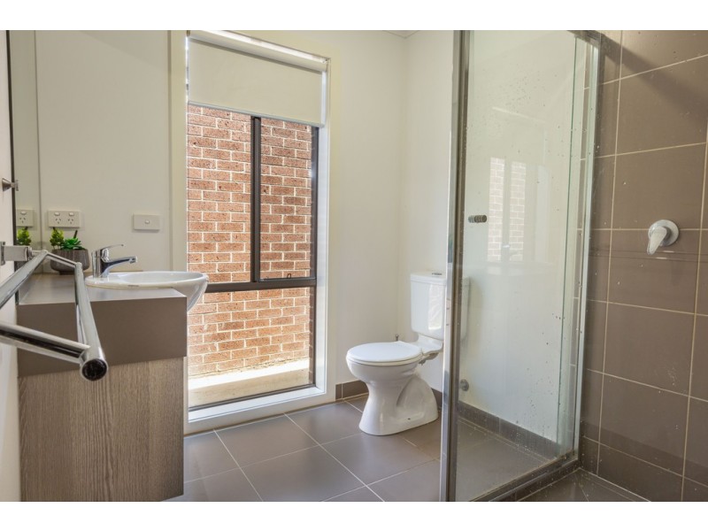 102 Glenelg Street, Clyde North VIC 3978