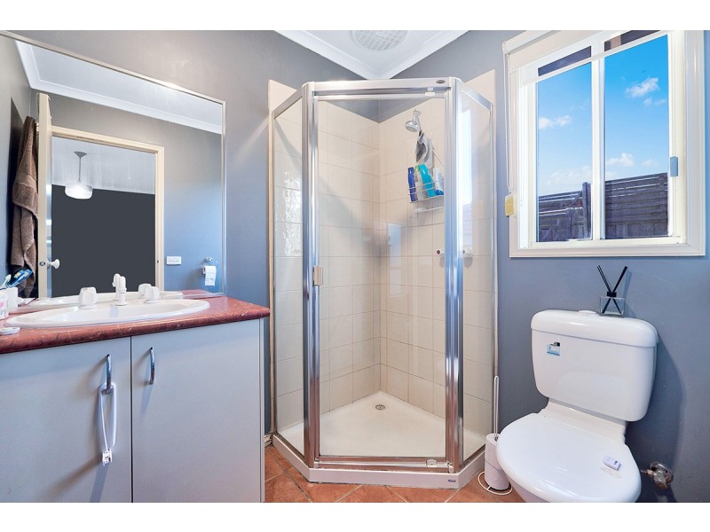 7 Cambridge Close, Cranbourne East VIC 3977