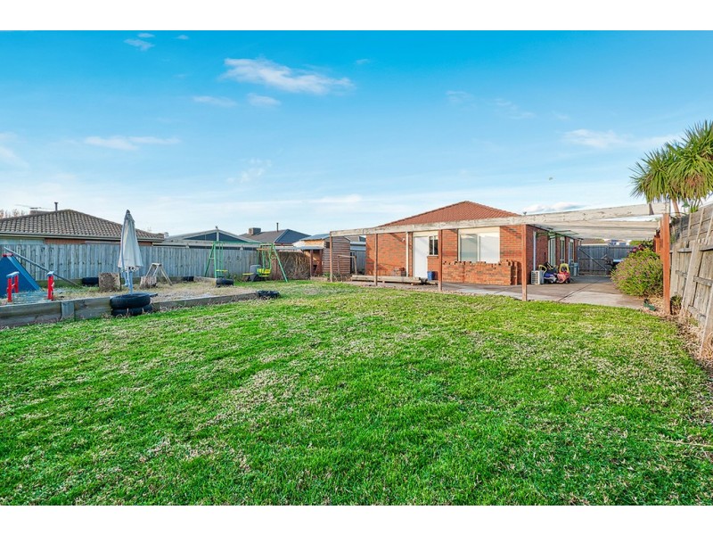 7 Cambridge Close, Cranbourne East VIC 3977