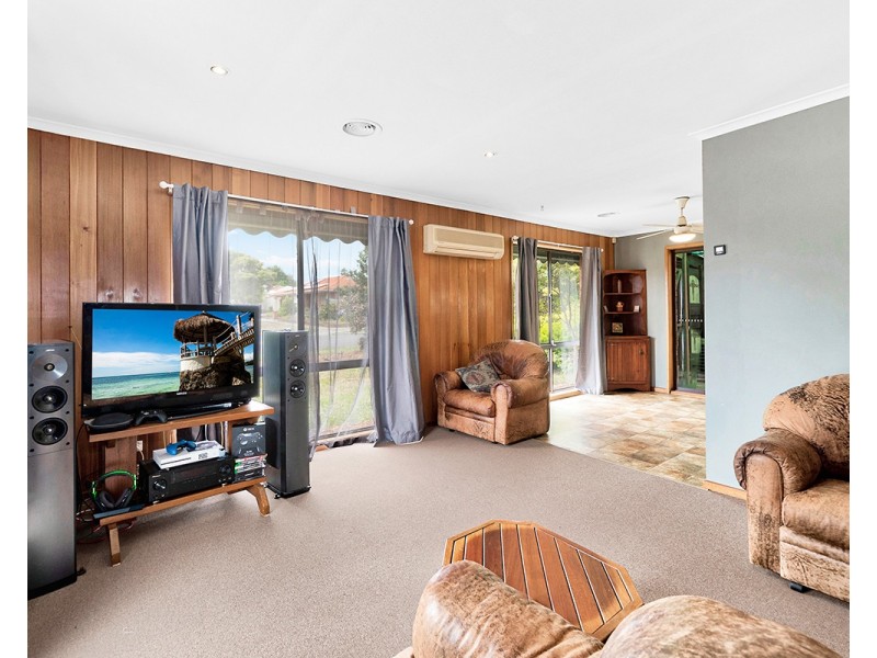 27 Blaxland Avenue, Cranbourne North VIC 3977