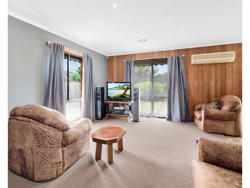 27 Blaxland Avenue, Cranbourne North VIC 3977