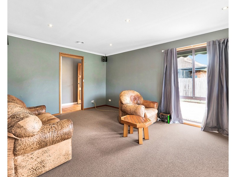 27 Blaxland Avenue, Cranbourne North VIC 3977