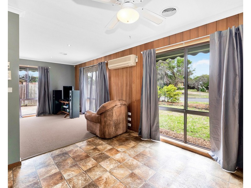 27 Blaxland Avenue, Cranbourne North VIC 3977