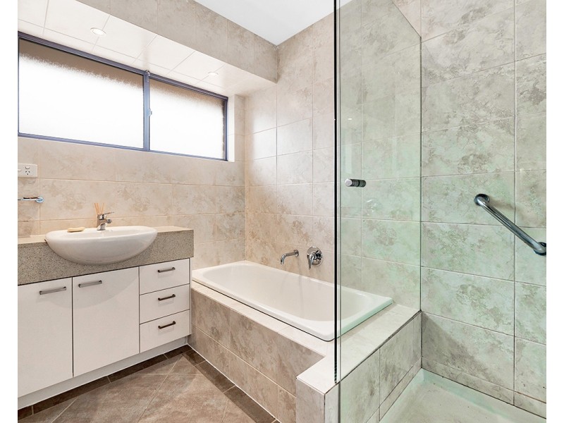 27 Blaxland Avenue, Cranbourne North VIC 3977