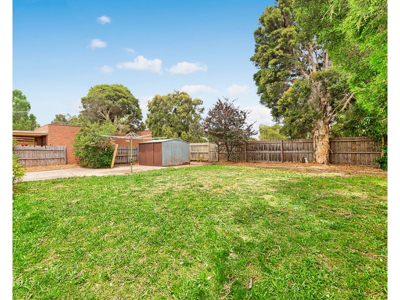 27 Blaxland Avenue, Cranbourne North VIC 3977