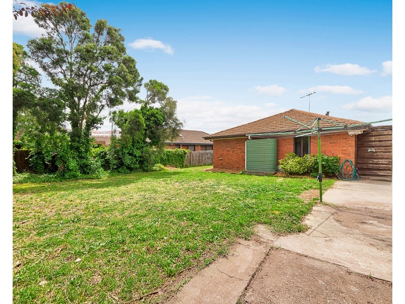 27 Blaxland Avenue, Cranbourne North VIC 3977