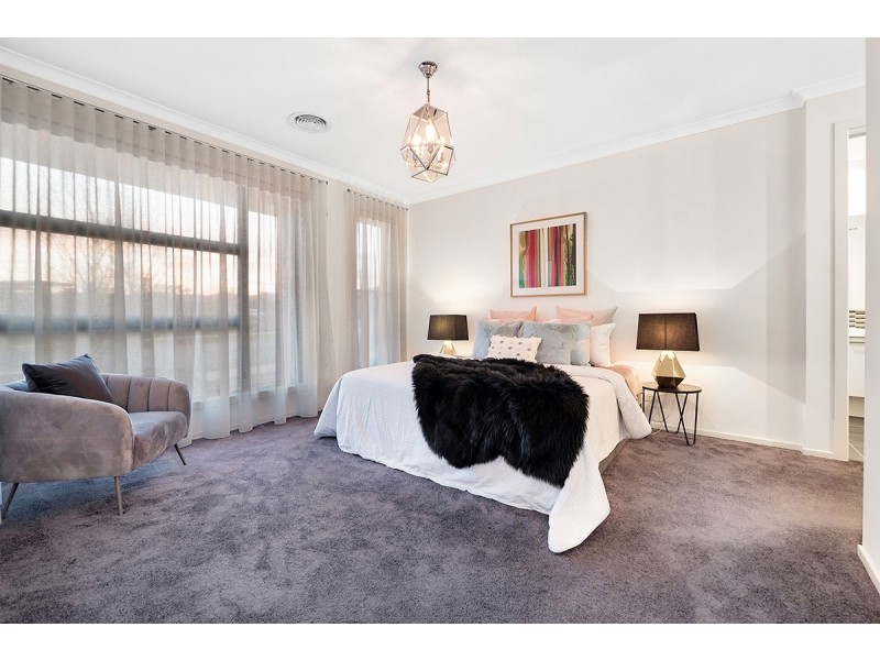 21 Strikeline Crescent, Clyde North VIC 3978