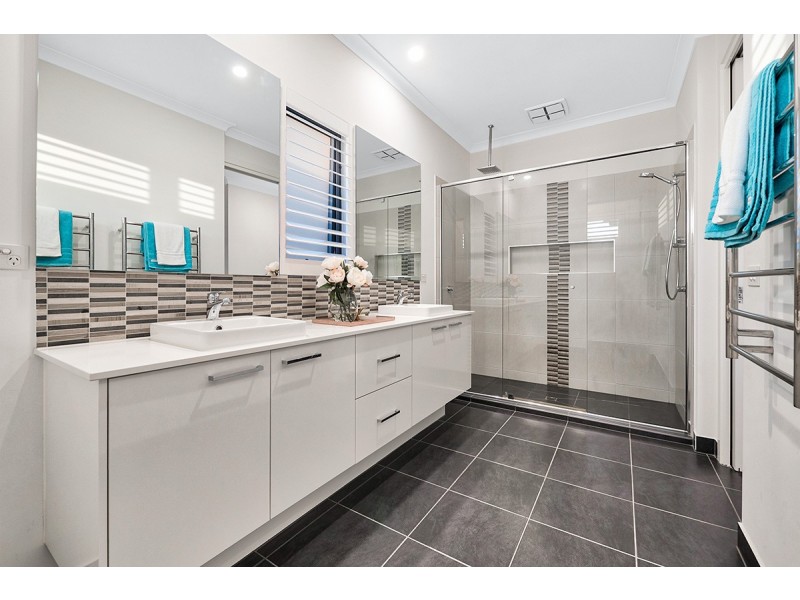 21 Strikeline Crescent, Clyde North VIC 3978