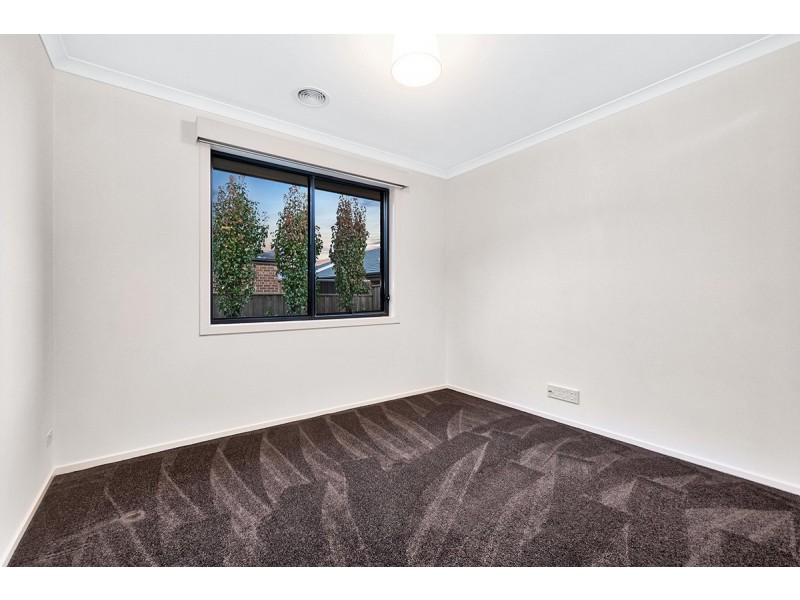 21 Strikeline Crescent, Clyde North VIC 3978