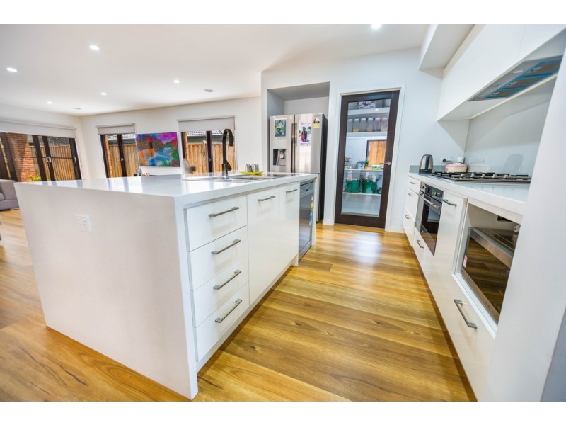 21 Romulus Crescent, Cranbourne West VIC 3977