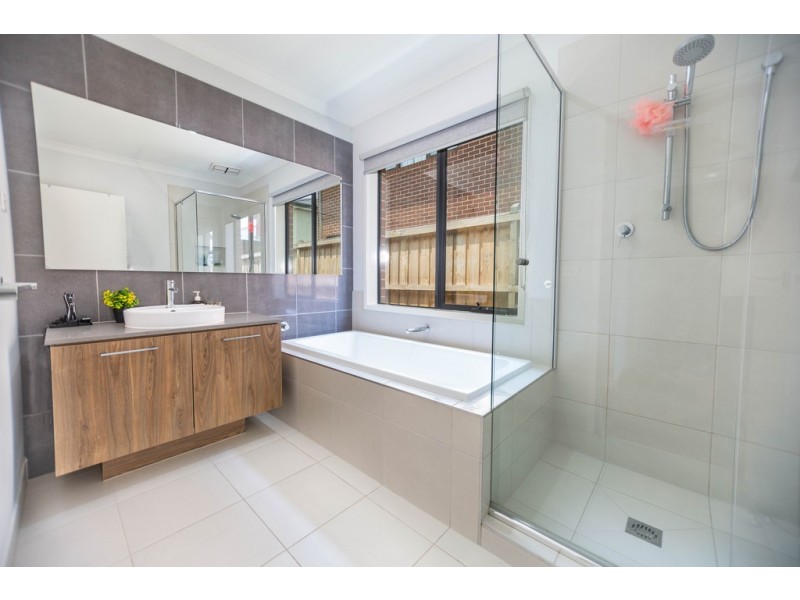 21 Romulus Crescent, Cranbourne West VIC 3977