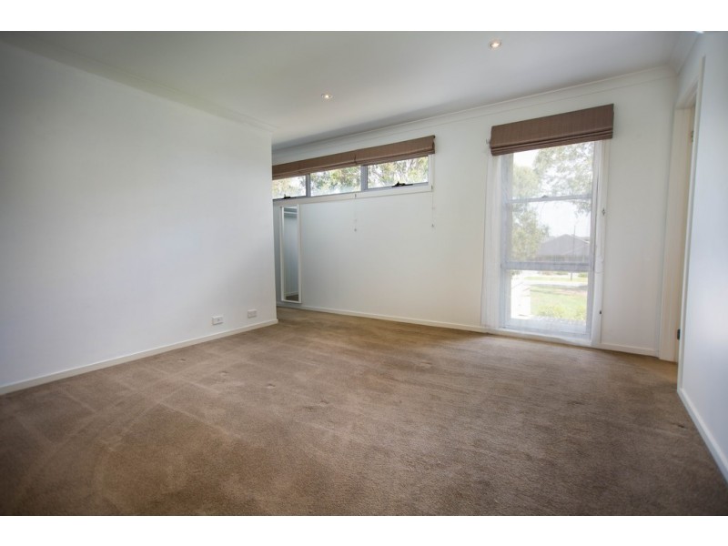 6 Manna Row, Officer VIC 3809