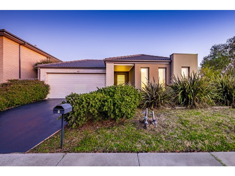 7 Beauchamp Way, Cranbourne East VIC 3977