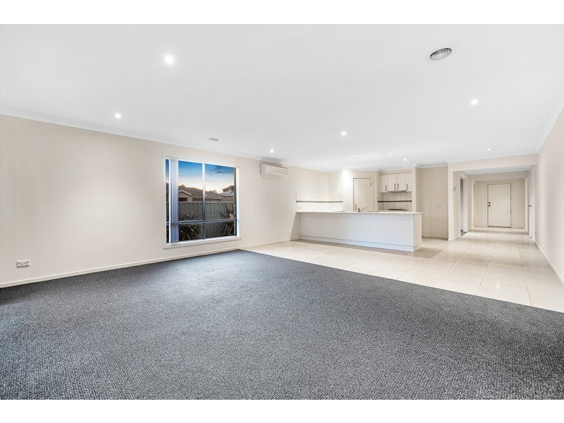 7 Beauchamp Way, Cranbourne East VIC 3977