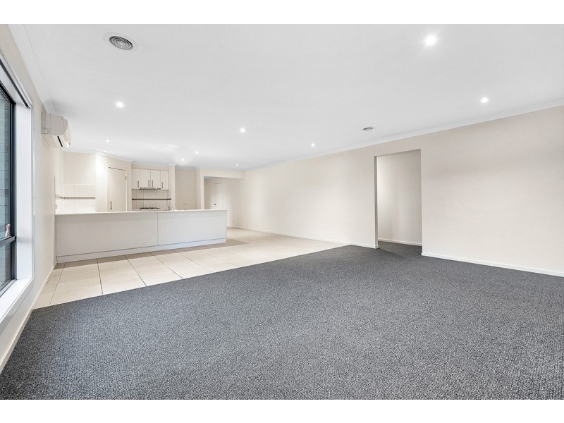 7 Beauchamp Way, Cranbourne East VIC 3977