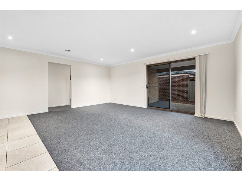 7 Beauchamp Way, Cranbourne East VIC 3977
