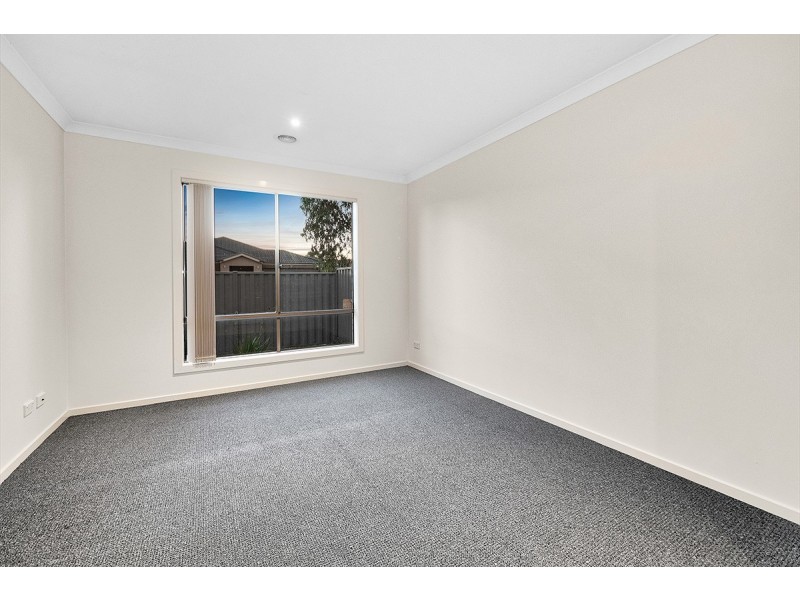 7 Beauchamp Way, Cranbourne East VIC 3977