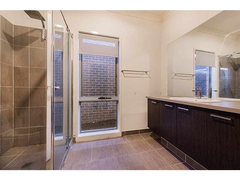 100 Selandra Boulevard, Clyde North VIC 3978