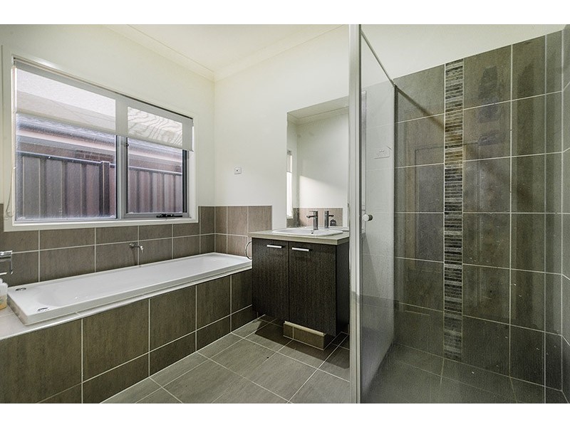 100 Selandra Boulevard, Clyde North VIC 3978