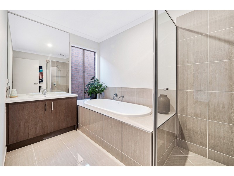 42 Parkhurst Drive, Cranbourne East VIC 3977